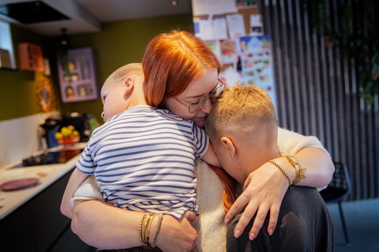 Moeder troost haar kinderen
