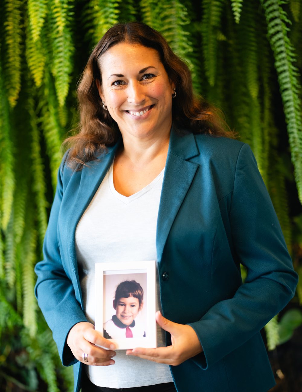 Monique van Zoelen met foto van zichzelf als hoogsensitief kind en ervaringsdeskundige coach voor hoogsensitieve personen.